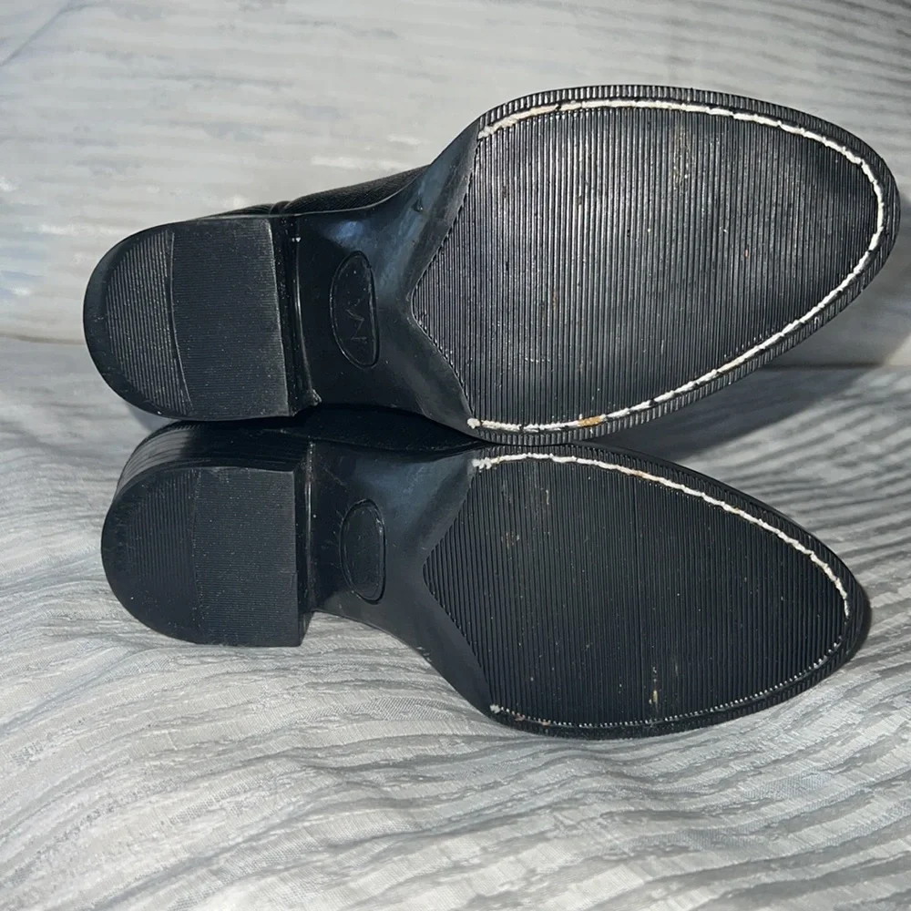 CHILDREN’S BOOTS BLACK WITH WHITE & RED STITCHING AND ENGRAVED TOE PLATE, VTG